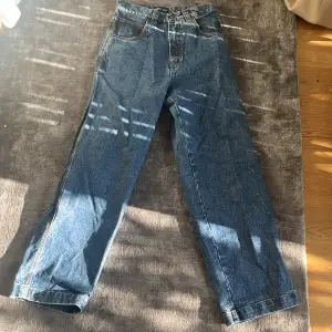 Super snygga baggy southpole jeans , de är oanvända och har inga slitningar skriv till mig om vilka frågor som helst eller mått 🫶🫶