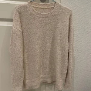 Stickad tröja - Jätte mysig ljusrosa/beige stickad tröja. Vet ej märke eller storlek men gissar på S-M