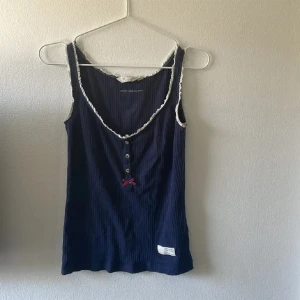 Odd Molly linne - Marin blått Odd Molly linne med dig en vit volang vid halsen. Nypris ca 400kr säljer för 200kr. Den är knappt använd!