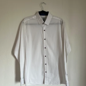 Vit skjorta  - Vit skjorta från Pako Lorente  Storlek M  Mycket fint skick,  Använd max 2ggr 
