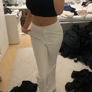 Vita kostymbyxor  - Väldigt bra tillstånd. Hög midja. Allmänt snygga kostymbyxor. Jag är 171 och de passar vädligt bra! Du får en bra röv i de