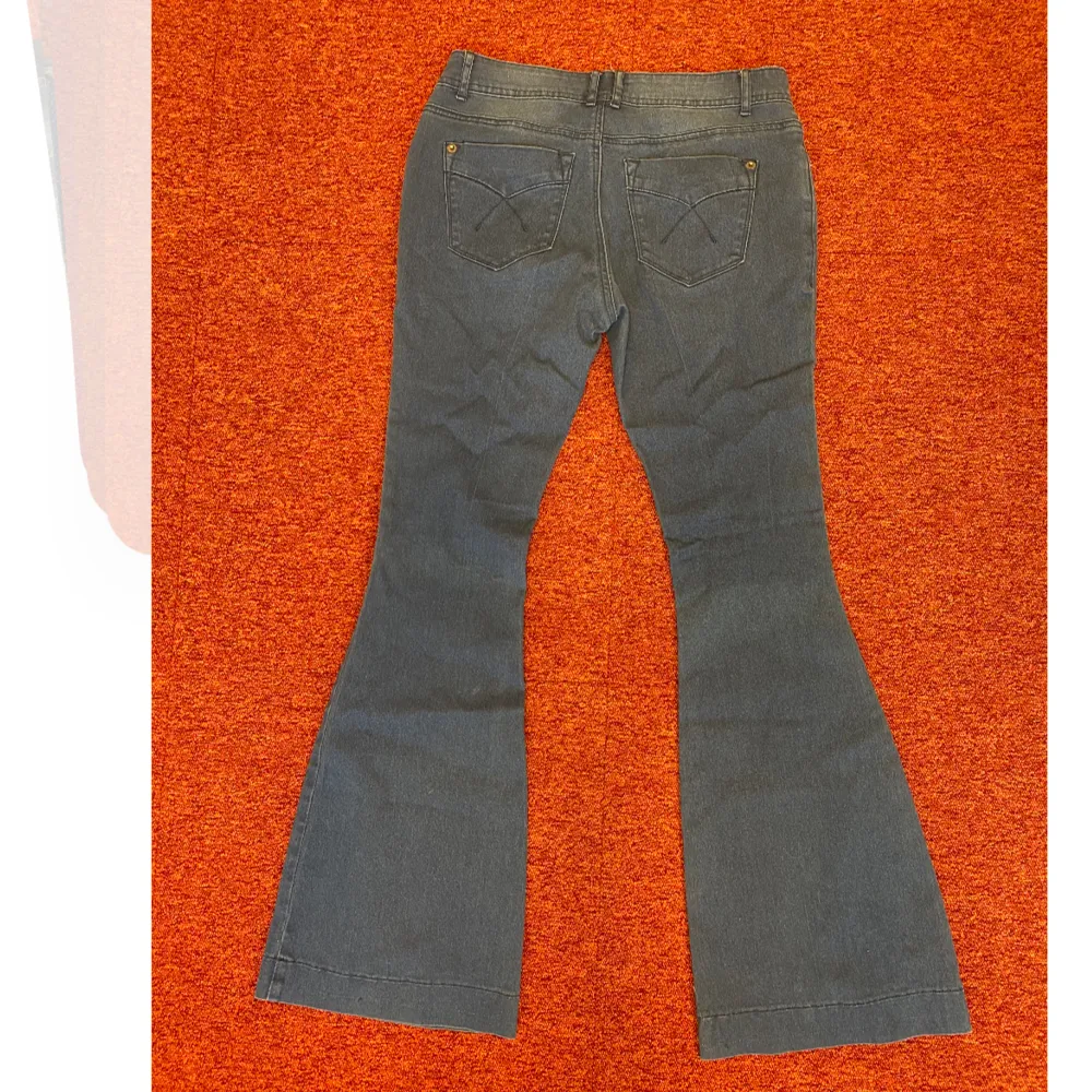 Utförsäljning!! Snygga lågmidjade utsvängda jeans i storlek 38. De är blåare i verkligheten. Skriv för mått💕. Jeans & Byxor.