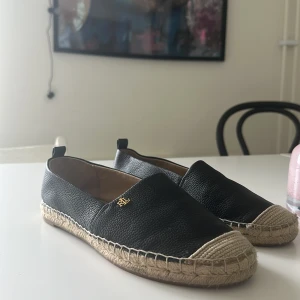Ralph lauren  - Säljer dessa snygga Ralph Lauren sandaler i storlek 39 🖤🪩 dem är smala i modellen 