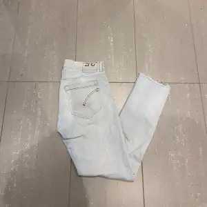 Säljer nu dessa ljusblå dondup George jeans i storlek 35 i bra skick, slitningarna är design och ska vara där, skriv för fler bilder/frågor🙌🏼