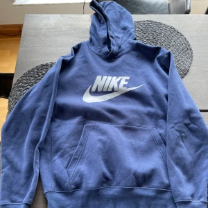 Nike hoodie  - Knappast använd, väldigt fint skick Nypris ligger runt 300-400 Säljs för den ej passar längre