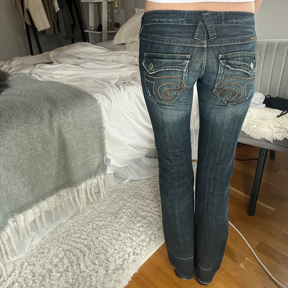 Säljer dessa jeans pga dom var lite små på mig! Jag är 170cm och dom är lite långa på mig. Hon som bär jeansen på bilden är 179cm! Dom är helt oanvända. Köpta här på Plick💞 hör av er vid frågor!❤️. Jeans & Byxor.