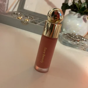 Rare beauty blush färgen hope - Jag säljer min rare beauty blush i färgen hopp då jag inte sminkar mig längre💗den är otroligt bra men tappat intresset för smink💗köpte den för 389 kr och säljer för 250kr då den är ganska ny💗priset kan däremot diskuteras💗