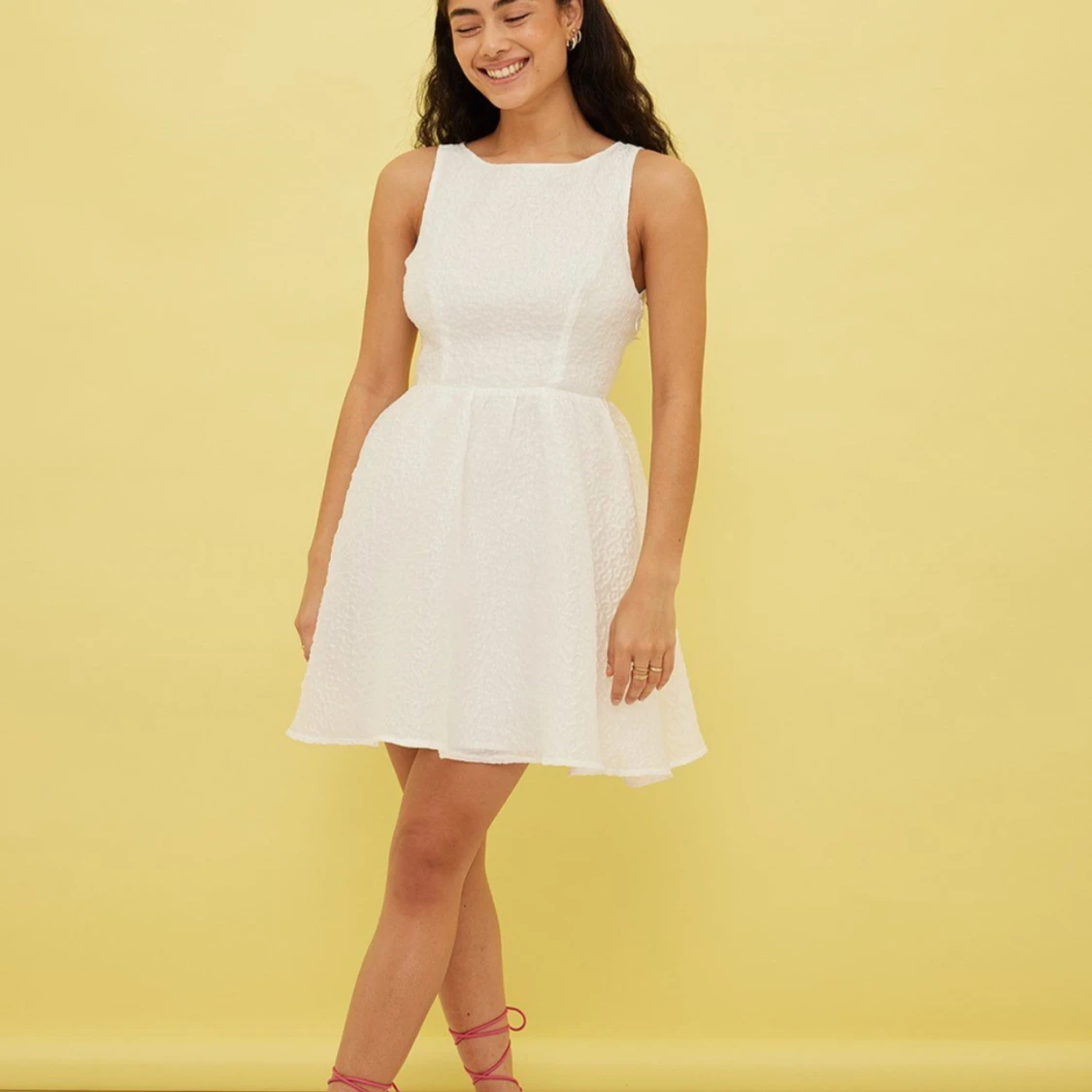 Klänning med öppen rygg och rosettdetalj - 91