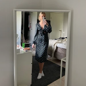 Klänning - Medellång klänning från Gina tricot som är köpt förra sommaren. Aldrig använd men prislapp är ej kvar. I storlek 34.