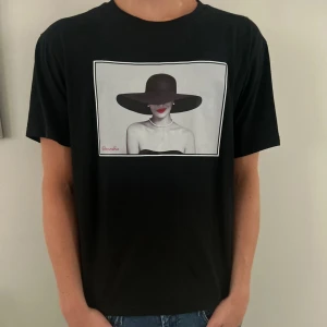 T-shirt med tryck på - En riktigt snygg tisha med snyggt tryck på. Köpt för någon vecka sedan men säljer då jag har annat liknande. Skick 10/10. Nypris ligger runt 4-500.