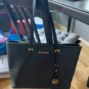 Michael Kors väska  - Säljer min Michael Kors väska då den inte kommer till användning längre. Är i gott skick, lite slitna sömmar på axelbanden men annars i gott skick.  