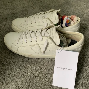 Phillipe model sneakers - Säljer dessa snygga vita phillipe model skor! | Nypris: 4000, pris: 2599 | Skick: 8,5/10, väldigt bra utan defekter!  | Har begränsat med og, så först till kvarn som gäller! | Hör av er vid frågor. | 