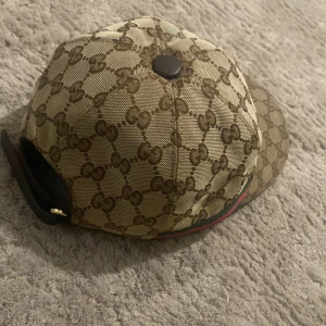 Gucci keps - Säljer den nu för att vill köp nått annat, St M, jätte bra material.