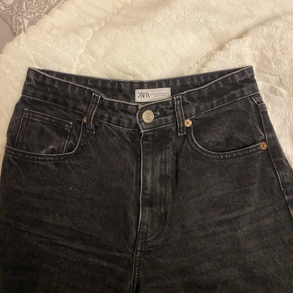Säljer ett par väl använda svarta vida jeans från zara. Men de är ändå i fint skick!. Jeans & Byxor.