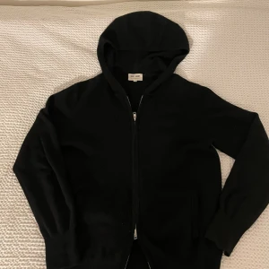 Soft goat hoodie - Svart size S 100%cashmere. Lagat hål på armbågen (se bild 3) nypris över 3000kr.
