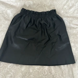 Läder kjol - Läder kjol, aldrig använd men köpt på Sellpy. Storlek S.