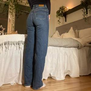 Snygga mörkblåa jeans från Levi’s💙 Modellen high loose. Midjemått rakt över: ca 32/34 cm. Står storlek 24. Innerbenslängd: 83cm. Jag är 1,78 och byxorna når nästan till marken.💙Jag köpte jeansen för ungefär 1200kr men ger nu ett superbra pris!!!!🙏🏻