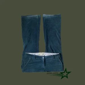 Låga byxor  - Snygga low waisted manchesterbyxor i helt okej skick! Har slitningar vid benslutet men utöver det inga defekter💗 Midja 46x2 och innerben 83 cm🫶Skriv vid frågor och kicka gärna in mina andra plagg💞