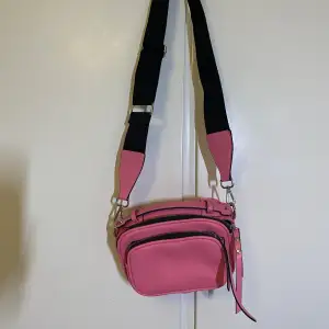 En jätte söt rosa väska med fin design 