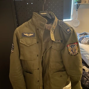 Ralph lauren jacka  - As snygg Ralph lauren field jacka liknanden Marcus Rolfs jacka använd fåtal gånger den är som ny, ny pris är 5 tusen 
