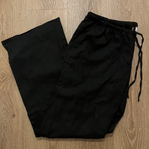 Svart linnebyxor  - Helt nya linnebyxor från HM! Lite low waist i modellen och supersnygga, säljer då jag råka köpa två