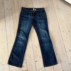 Ja Har inga bilder på!! Super snygga lågmidjade bootcut jeans som tyvärr ej passa mig därav säljer jag❤️  Mått: Midjemått: 38cm Ben från midja/gren/vidd nedtill: 94/74/21