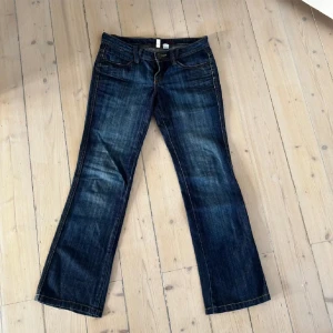 Lågmidjade jeans! - Ja Har inga bilder på!! Super snygga lågmidjade bootcut jeans som tyvärr ej passa mig därav säljer jag❤️  Mått: Midjemått: 38cm Ben från midja/gren/vidd nedtill: 94/74/21