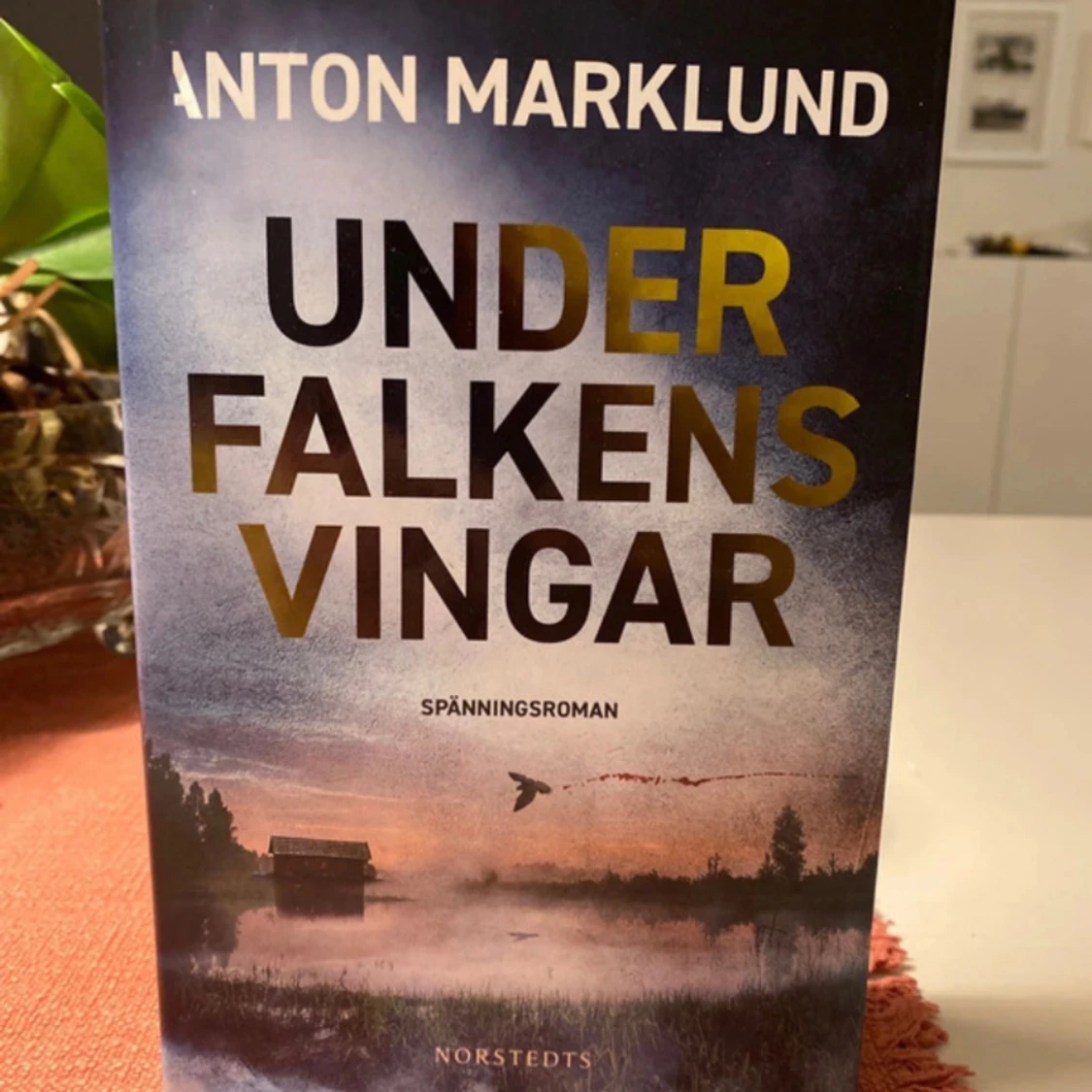 Anton Marklund Under falkens vingar. Nyskick 
