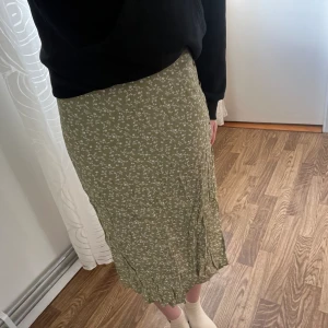 & Other Stories kjol - Jättefinkjol från & Other Stories. Midi längd. På ena sidan finns slits och knappar. Inte stretchig. Superfint mönster och grön färg.