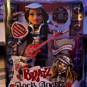 Yazmin bratz docka  - Hon är helt ny i boxen och har aldrig tagits ur! Betalning sker via Swish <3 det är bara att skriva ifall du är intresserad