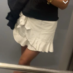 Kjol - Super söt omlott kjol med volanger! 💞