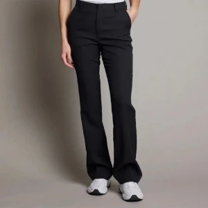 Kostymbyxor  - Säljer mina kostymbyxor från BikBok Medelhög i midjan, ser oanvända ut. Storlek 38/S men ganska små i storleken. Nypris 499