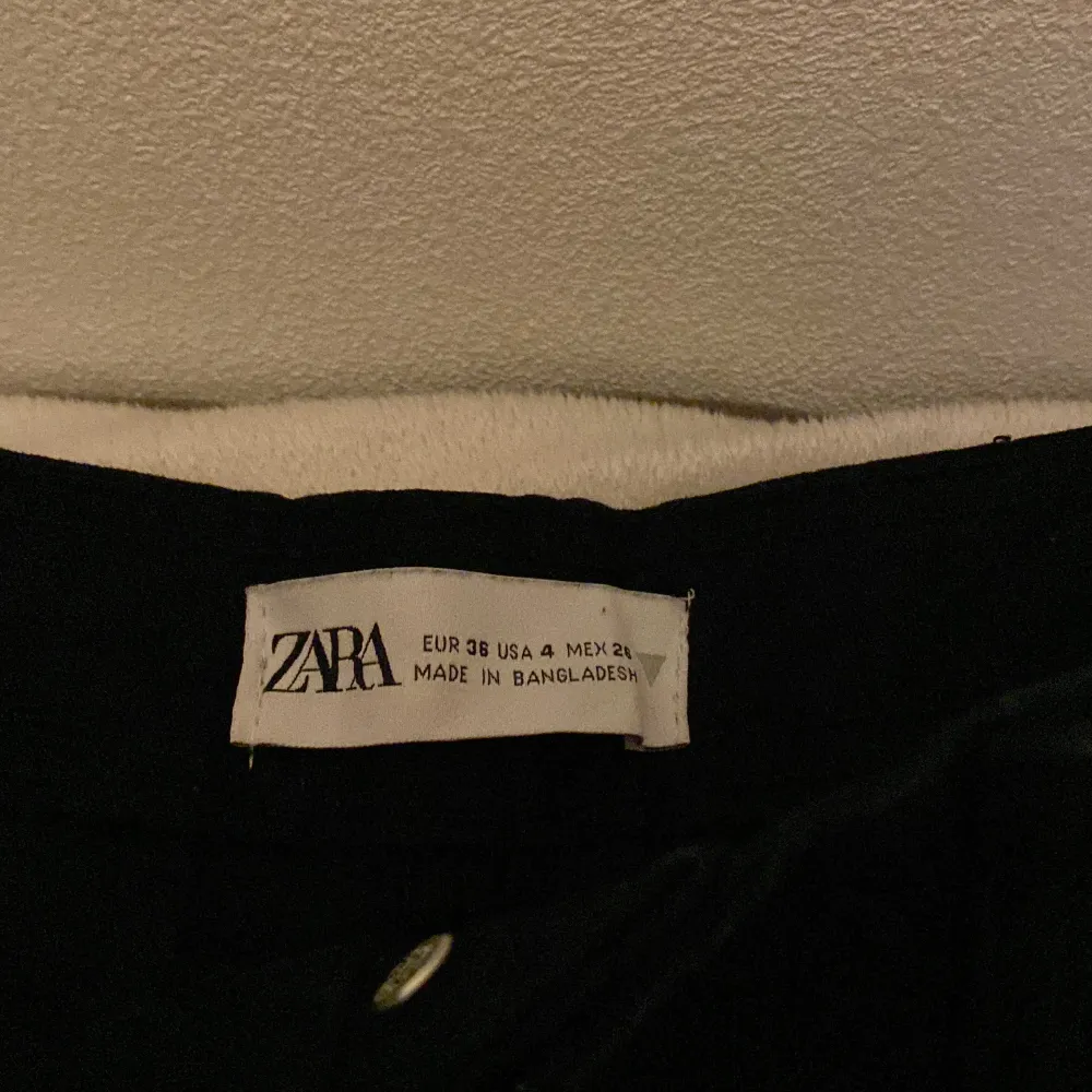 Cargo byxor ifrån Zara med 2 fickor på baksidan och 2 fickor vid låren. Helt nya , man kan känna det på materialet. För stora. Nypris Ca 400 . Jeans & Byxor.