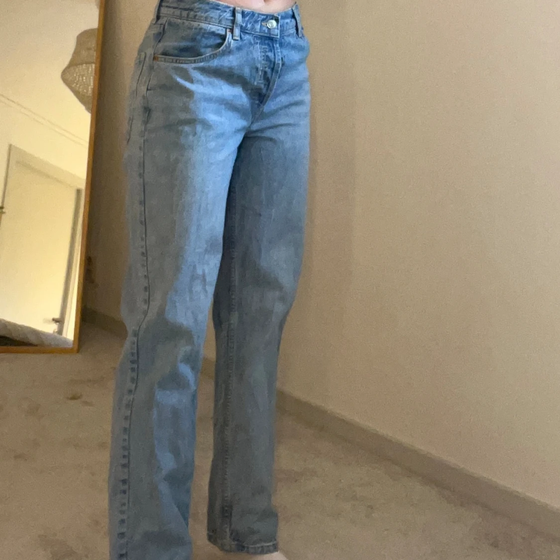 Blåa raka jeans