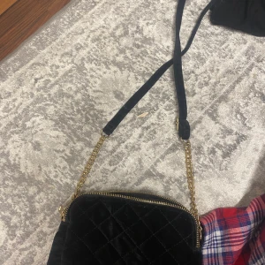 Fin väska  - Köpt på Lindex pris kan alltid diskuteras nästan helt ny o använde ett fåtal gånger🫶🏻❤️