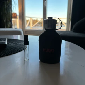Hugo boss  - Hugo boss Hugo just different EDT i 5 ml perfekt till en sommar kväll men även hösten ⛱️⛱️☀️