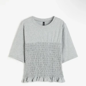 Trendig Topp från hm - Jättesnygg och trendig topp från h&m. Den är nästan helt slutsåld. Säljer då jag har en annan färg och behöver inte båda❤️