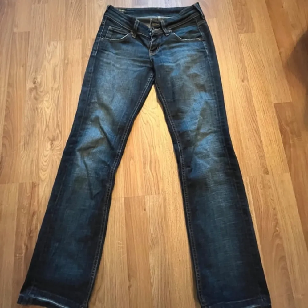 Super fina lågmidjade mörkblåa jeans. Säljer vidare då dom tyvärr inte passa mig (lånade bilder). Fint skick förutom slitningar/hål vid hälarna. Pris går att diskutera vid snabb affär💗💗. Jeans & Byxor.