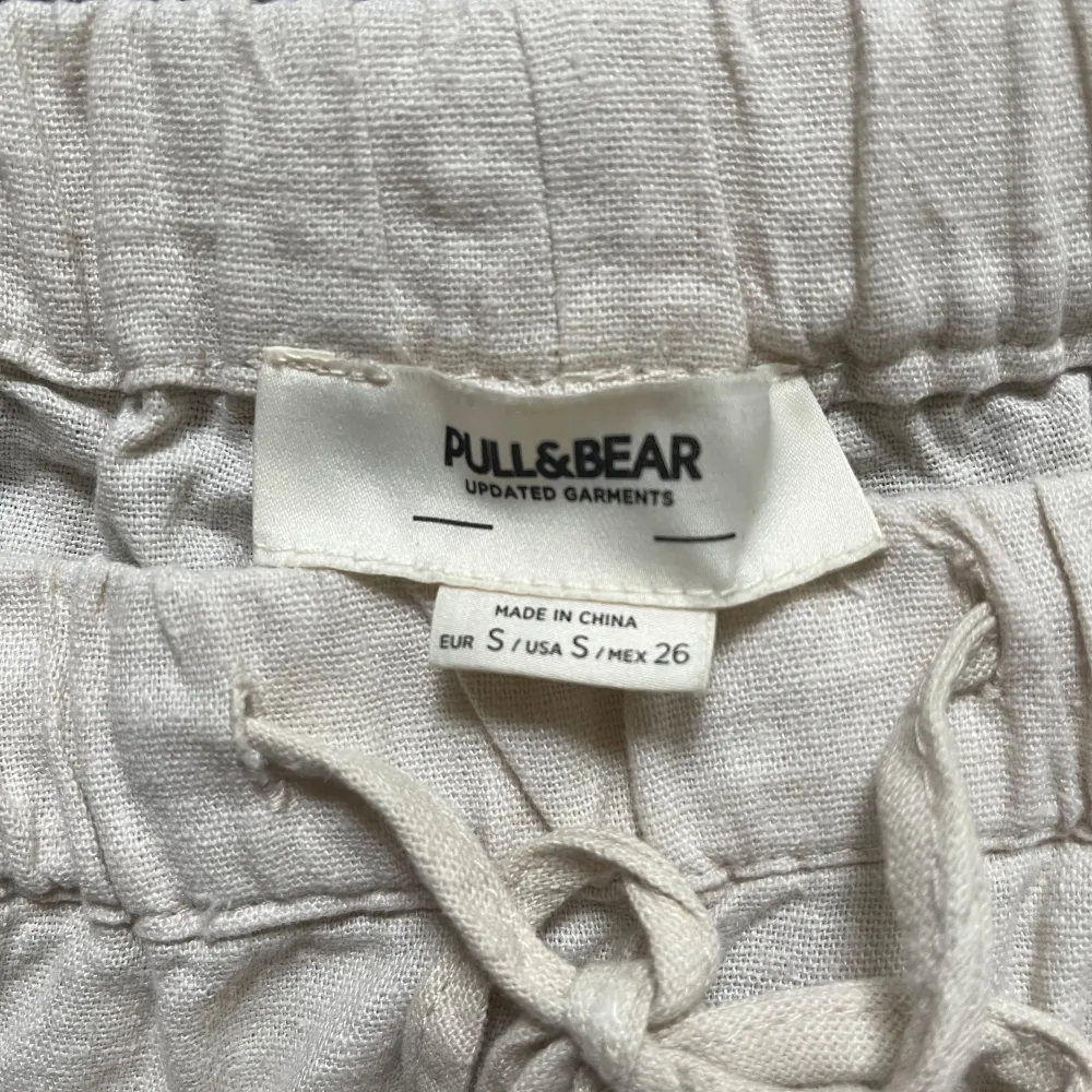 Säljer dessa linnebyxor då dom inte sitter som jag vill. Aldrig använda endast testade. Märket är Pull & Bear i storlek S. (Skrynkliga på bilden men snyggare när man stryker dom) passar i längden för mig som är 171cm. Köparen står för frakten . Jeans & Byxor.