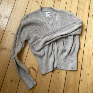 Ny kofta!  - Ny kofta. Använt en gång. Snygg design. Skönt och gjort av bomull. 