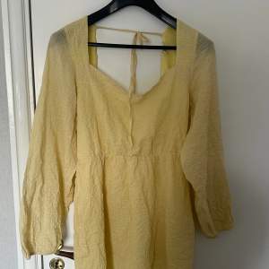 Jätte fin gul sommar klänning. Kan användas vid många tillfällen och lätt att klä upp eller ned. Endast använd 2 gånger💗💛