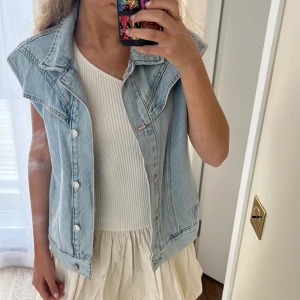 Jeans väst - Säljer denna snygga jeans väst som jag bara använt två gånger och är som ny
