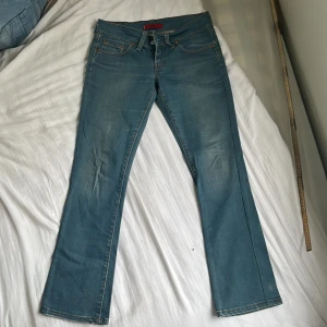Jeans  - Midjemått( rätt över): 38cm  Inerbenslängd: 71cm   Köp dem via ”KÖP NU” eller Swish  