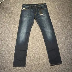 Helt nya Diesel jeans. Perfekt skick, 11/10🌟. Säljer då jeansen inte passade mig. Storlek: W32 L34