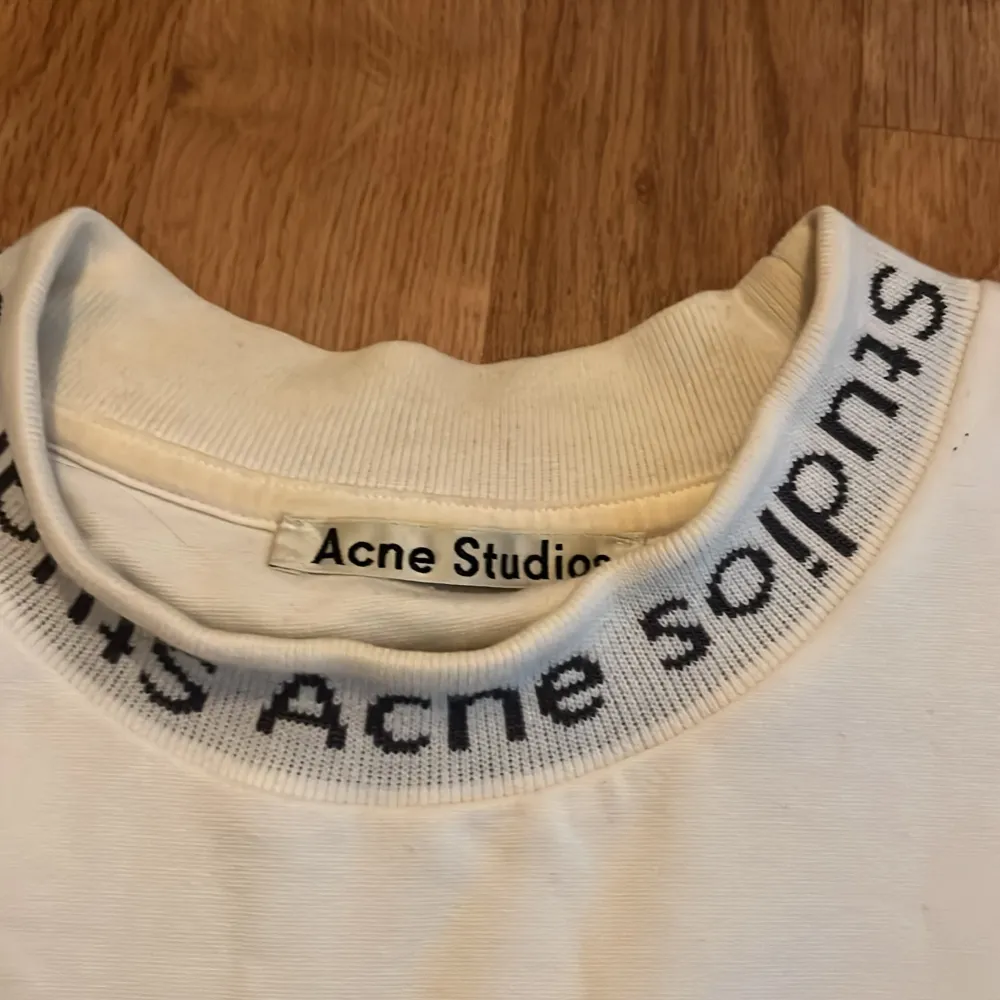 Säljer den här as feta tröjan från acne studios. Inga defekter. PM för mer info/bilder. T-shirts.