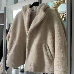 Zara jacka - Säljer denna fina Teddy jacka med luva från zara då den inte används.