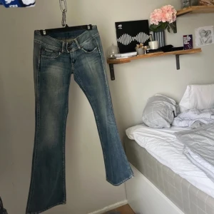 Unika lowwaist lågmidjade stockholmsstil bootcut jeans - Jeans från pepe med unika detaljer! Passar as bra till en spets leopard djurmönster volang sommar topp!