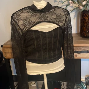 Spets topp  - Snygg spets topp. Aldrig använd. 