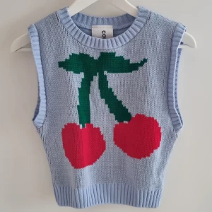 Gullig körsbärsväst - En jättesöt väst som inte kommer till användning! Den är varm, gosig och mjuk. 