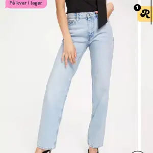 Säljer dessa supersnygga jeans från Gina Tricot. Dom är väldigt eftertraktade och säljs inte på deras hemsida eller i butik🩷